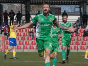 Kapitan Gryfa Słupsk Daniel Piechowski celebrujący zdobycie zwycięskiego gola w meczu 4. ligi z Arką II Gdynia