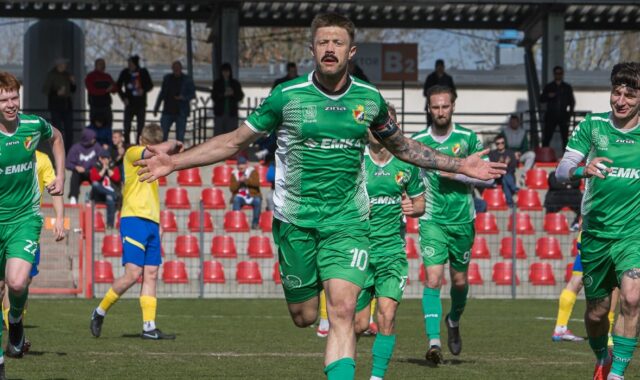 Kapitan Gryfa Słupsk Daniel Piechowski celebrujący zdobycie zwycięskiego gola w meczu 4. ligi z Arką II Gdynia
