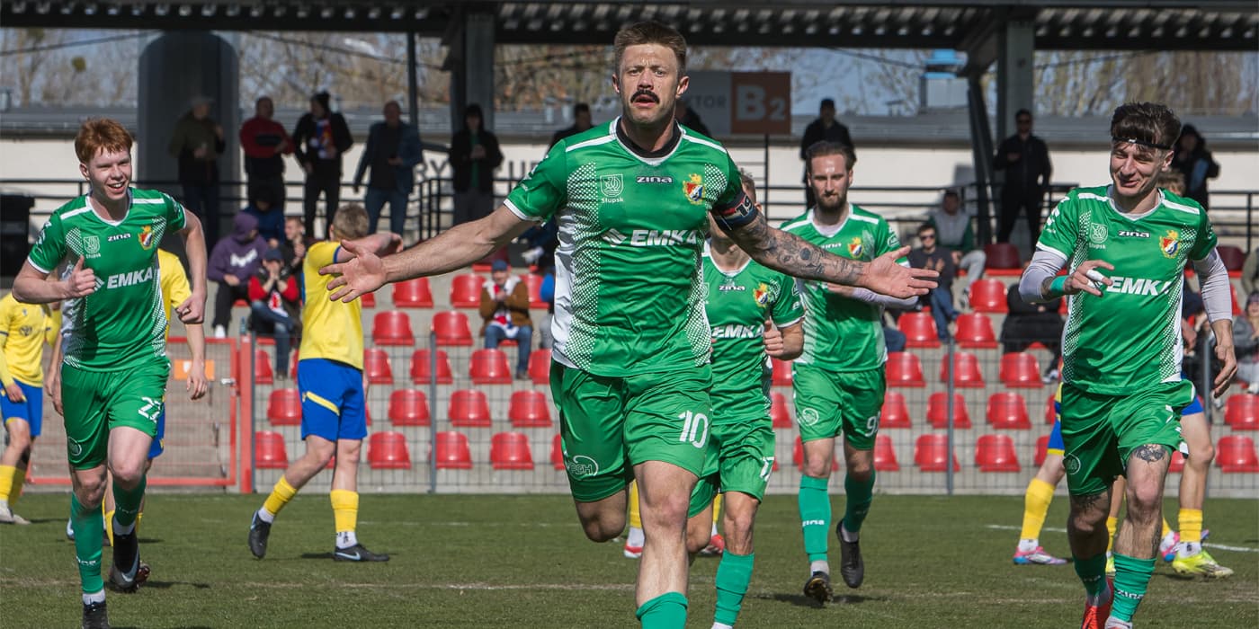 Kapitan Gryfa Słupsk Daniel Piechowski celebrujący zdobycie zwycięskiego gola w meczu 4. ligi z Arką II Gdynia
